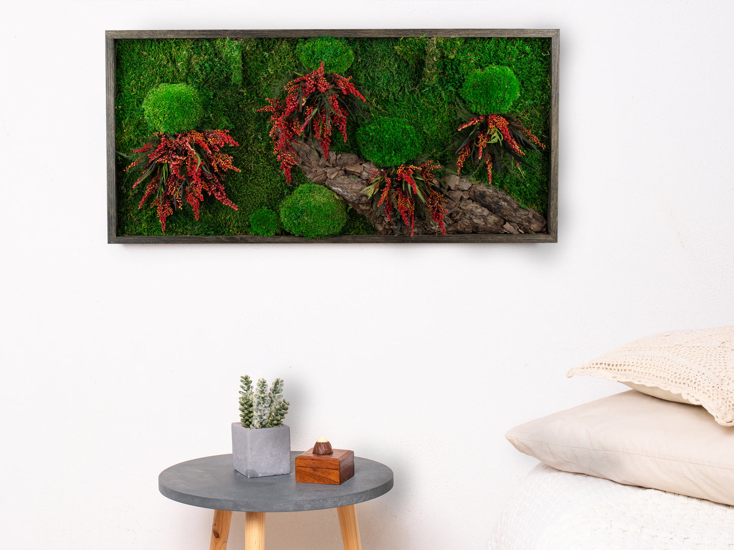 Handgefertigte Pflanzenkunst mit roten Blüten | Mooskunst | Kunst aus Eiche und Pflanzen | Einzigartiges Deko-Element | Originelle LED-Wandkunst