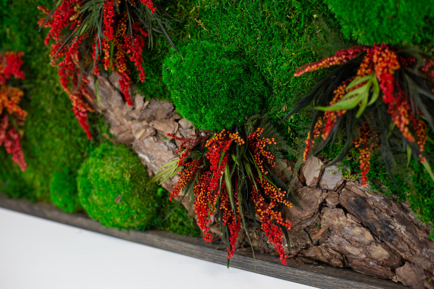 Handgefertigte Pflanzenkunst mit roten Blüten | Mooskunst | Kunst aus Eiche und Pflanzen | Einzigartiges Deko-Element | Originelle LED-Wandkunst