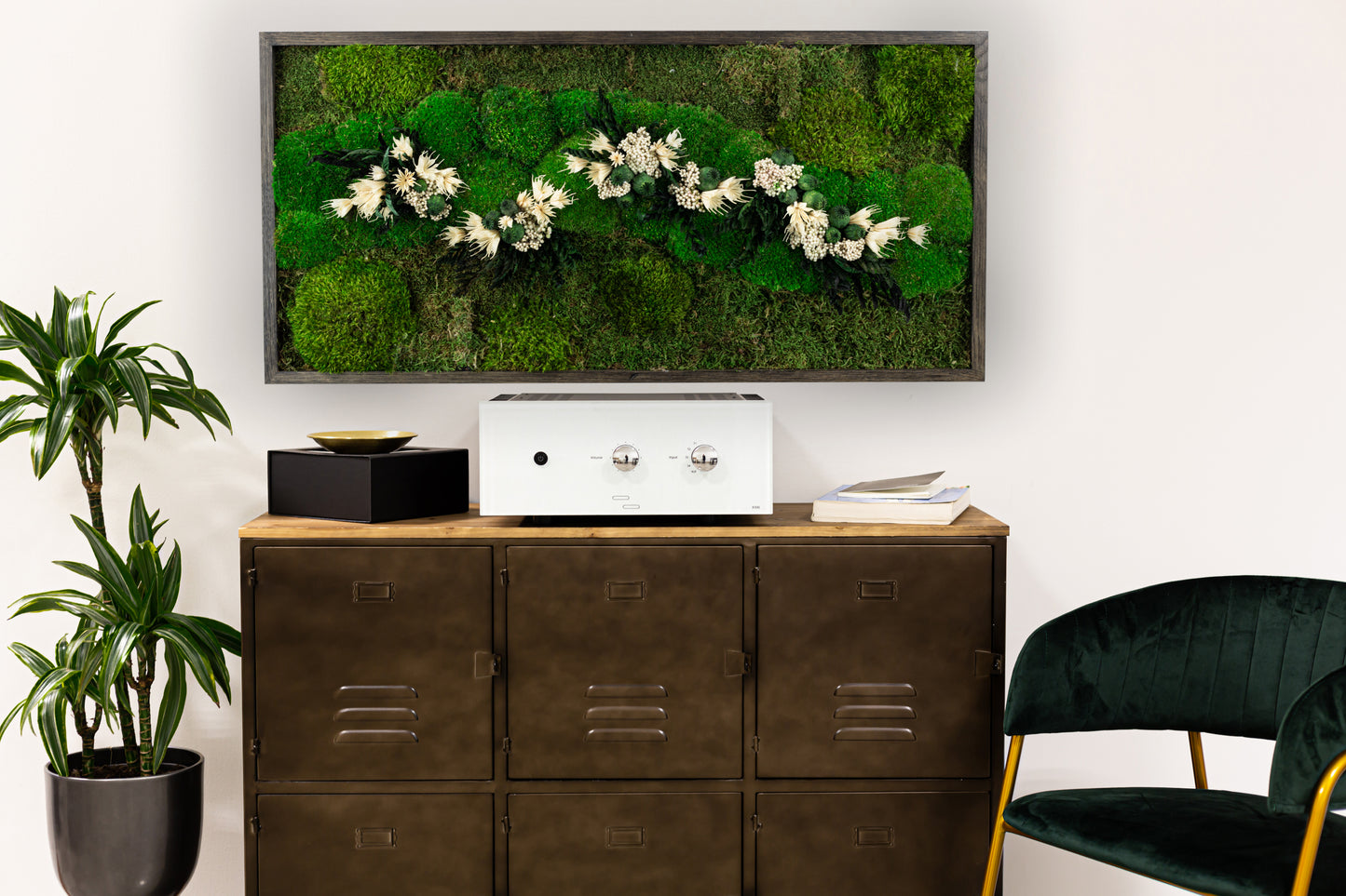 Handgefertigte Pflanzenkunst mit weißen Blüten | Mooskunst | Wandkunst aus Eichenholz und Pflanzen | Einzigartiges Deko-Element | Originelle LED-Wandkunst