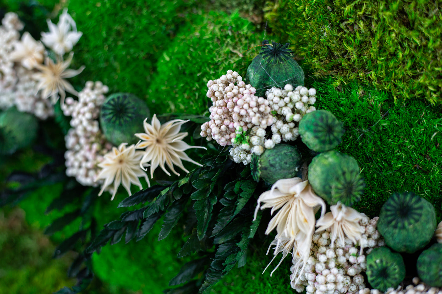 Handgefertigte Pflanzenkunst mit weißen Blüten | Mooskunst | Wandkunst aus Eichenholz und Pflanzen | Einzigartiges Deko-Element | Originelle LED-Wandkunst