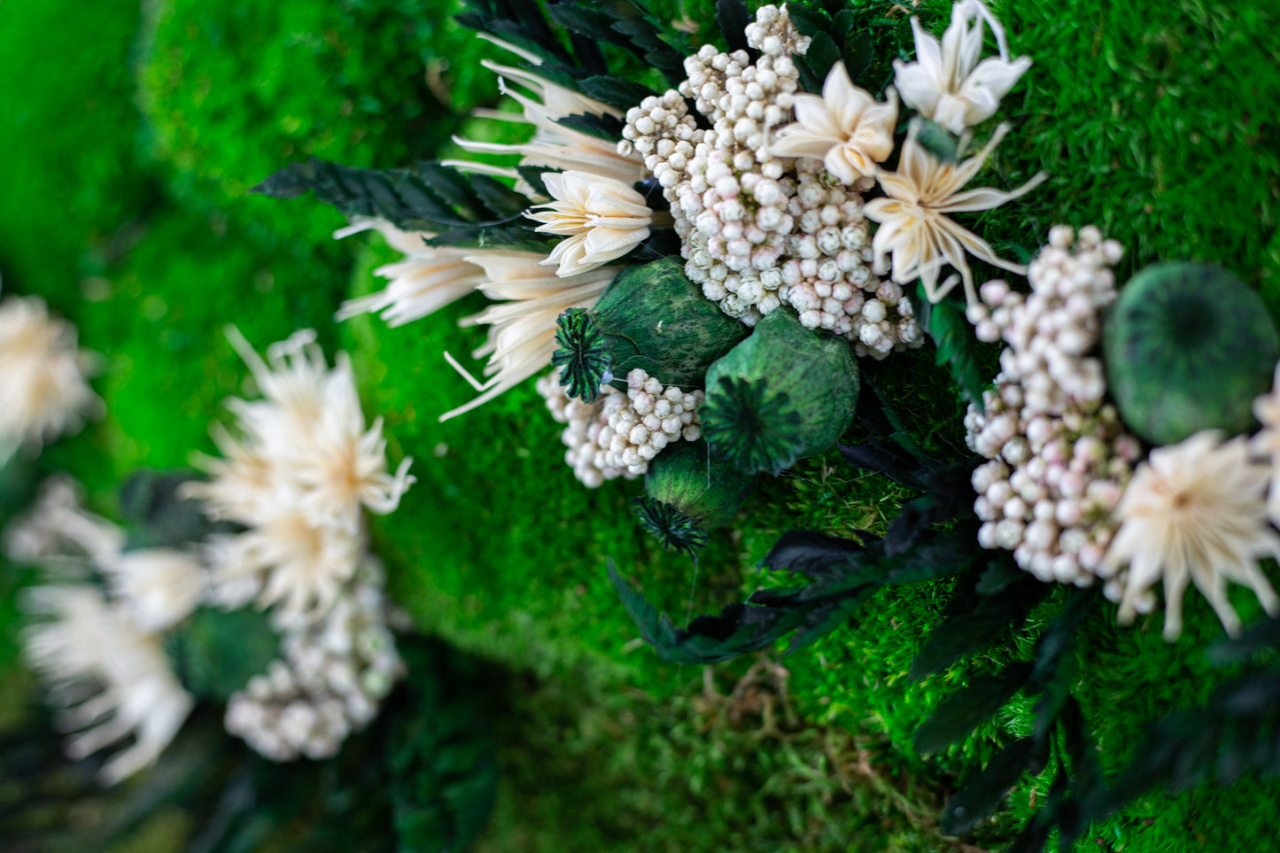 Handgefertigte Pflanzenkunst mit weißen Blüten | Mooskunst | Wandkunst aus Eichenholz und Pflanzen | Einzigartiges Deko-Element | Originelle LED-Wandkunst