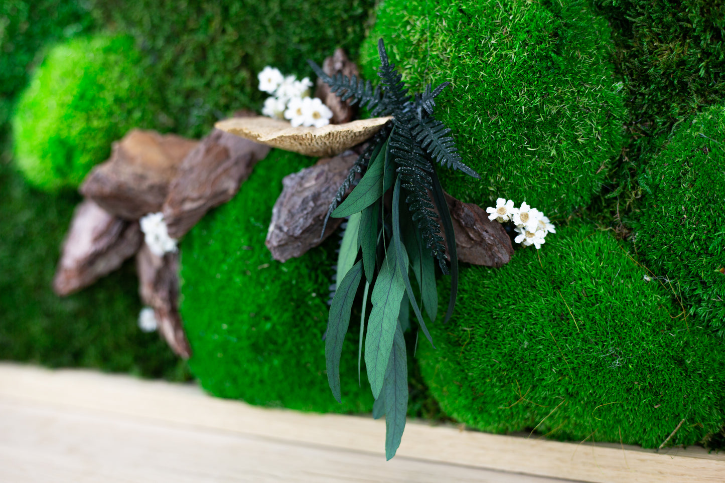 Abstraktes, handgefertigtes Pflanzenregal mit Gartenmotiv | Mooskunstwerk | Regal aus Eichenholz und Pflanzen | Einzigartiges Wohnaccessoire | Originelle LED-Wandkunst