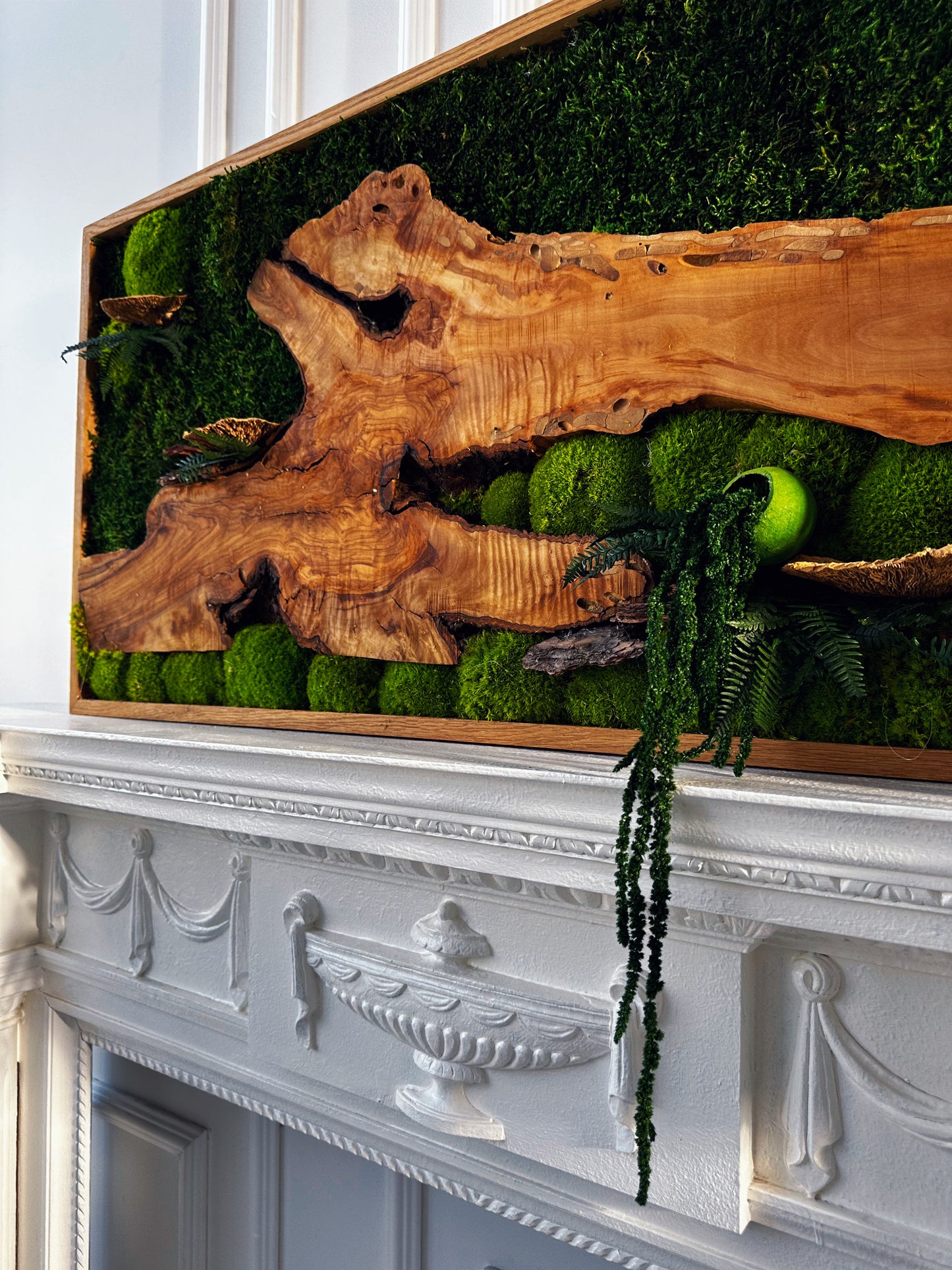 Handgefertigte Pflanzenkunst aus Holz | Mooskunst | Wandkunst aus Eiche und Pflanzen | Einzigartiges Deko-Element | Originelle LED-Wandkunst