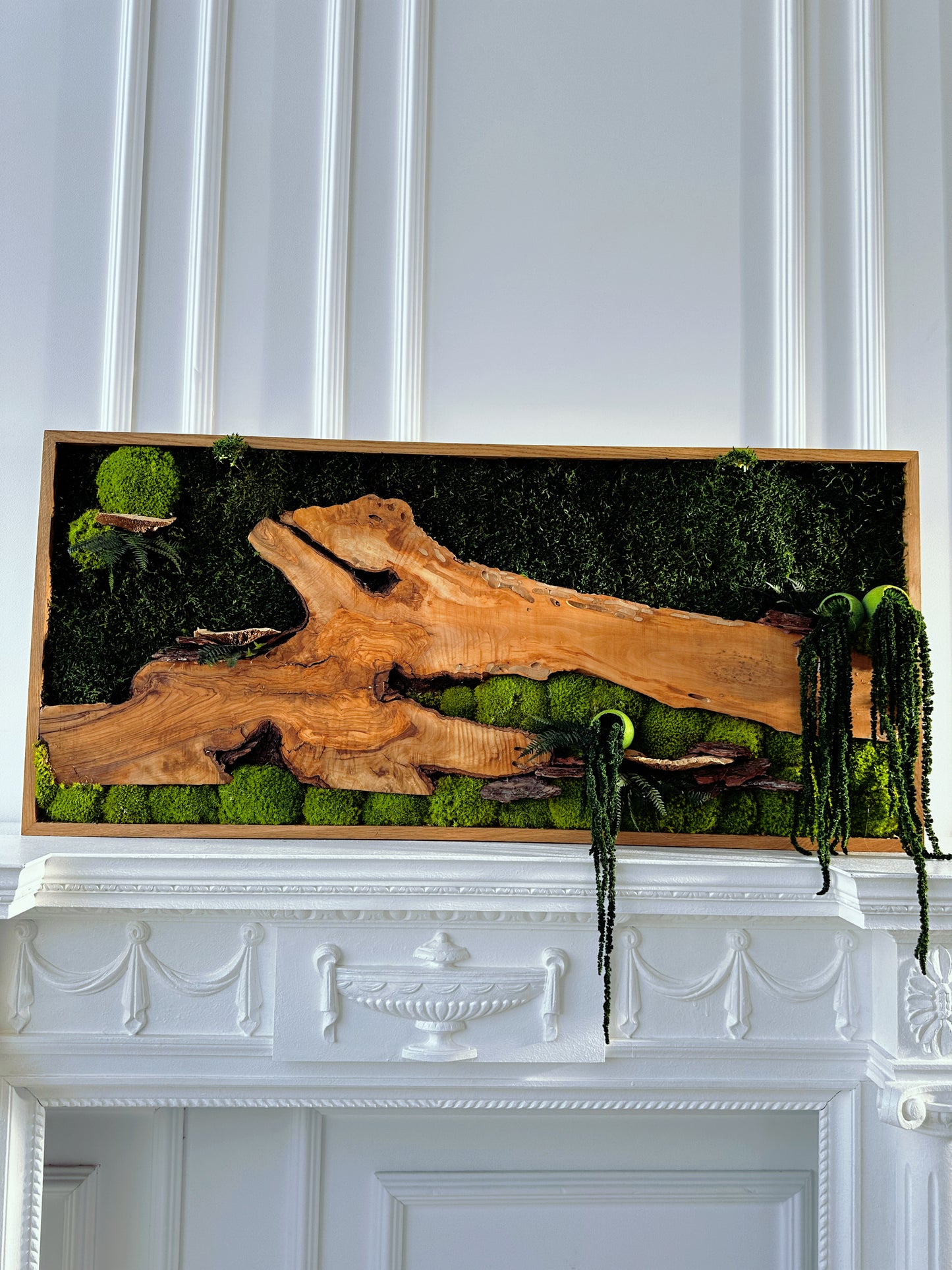 Handgefertigte Pflanzenkunst aus Holz | Mooskunst | Wandkunst aus Eiche und Pflanzen | Einzigartiges Deko-Element | Originelle LED-Wandkunst