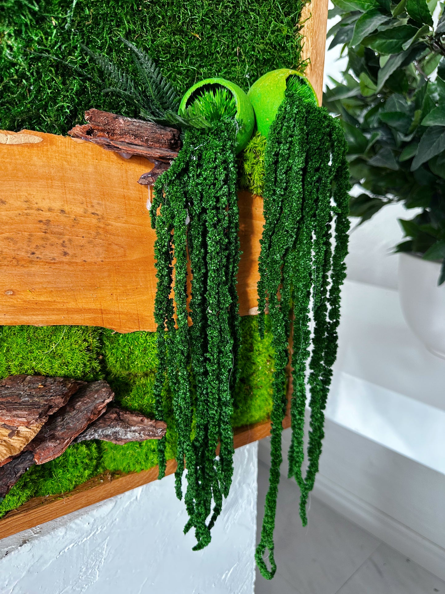 Handgefertigte Pflanzenkunst aus Holz | Mooskunst | Wandkunst aus Eiche und Pflanzen | Einzigartiges Deko-Element | Originelle LED-Wandkunst